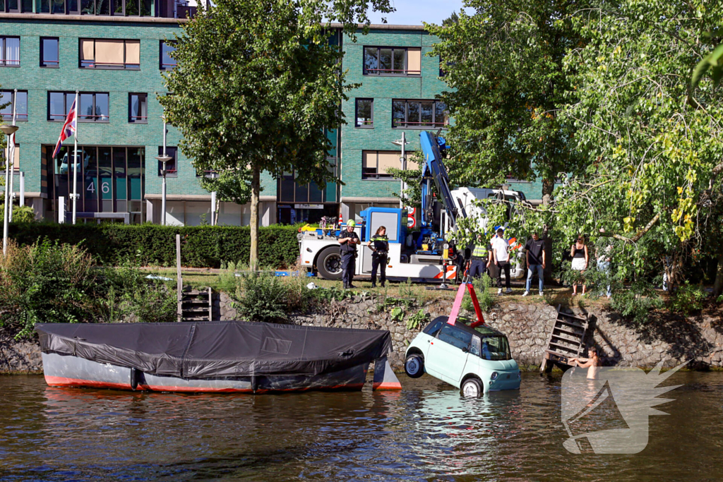Voertuig te water: eigenaar redt auto zonder slachtoffers