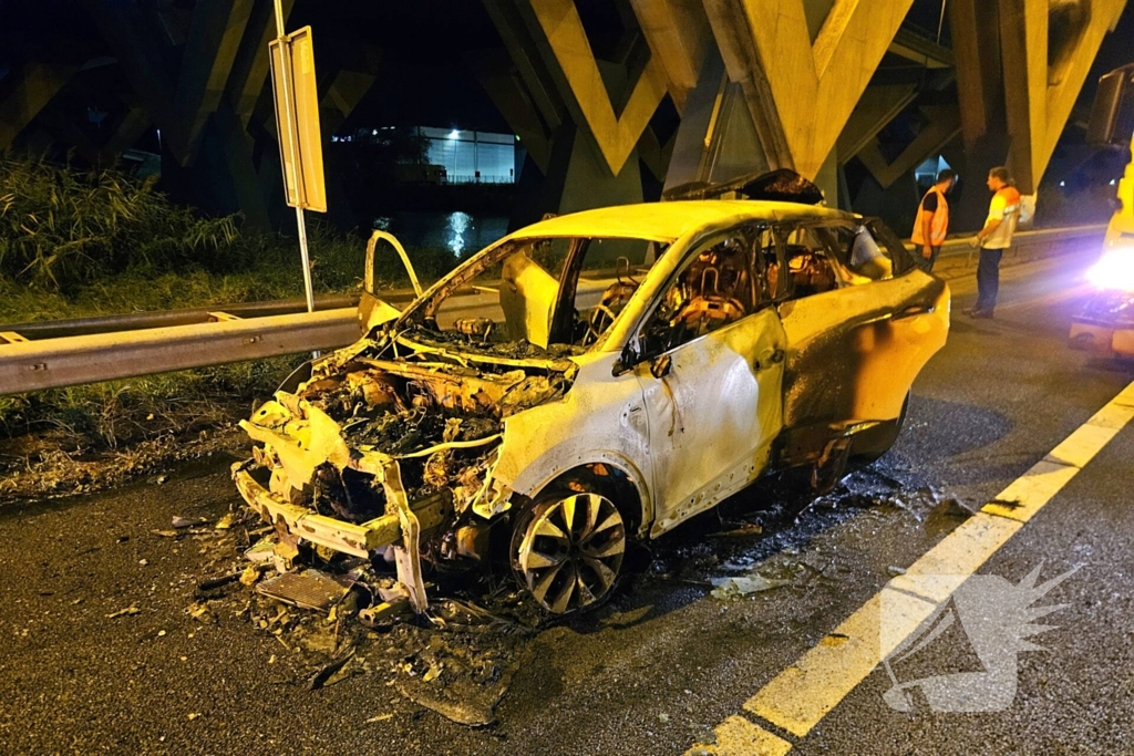Auto in vlammen op langs snelweg