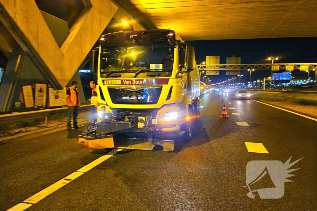 Auto in vlammen op langs snelweg