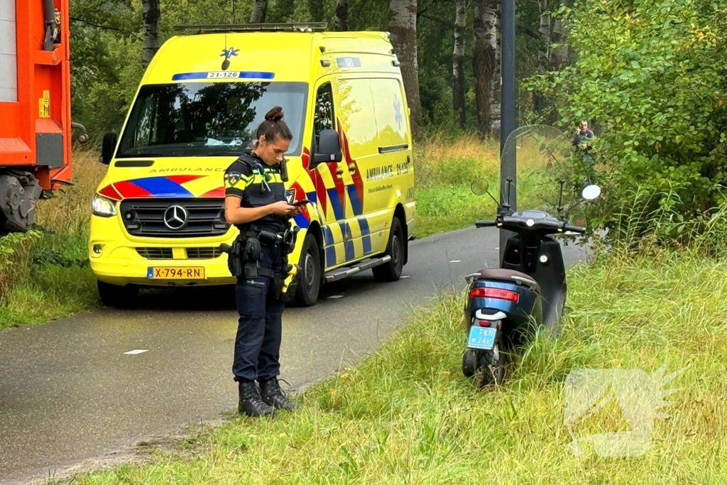 Scooter botst op tractor, bestuurder naar ziekenhuis