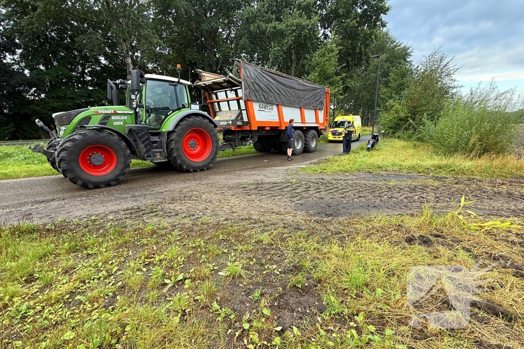 Scooter botst op tractor, bestuurder naar ziekenhuis