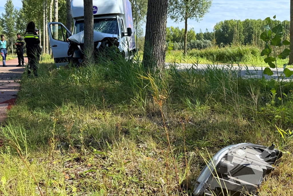 Bakwagen botst op boom met gewonden