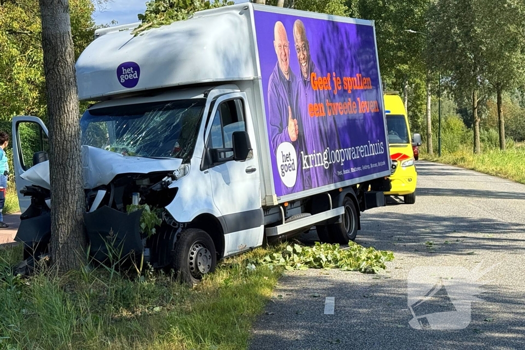 Bakwagen botst op boom met gewonden