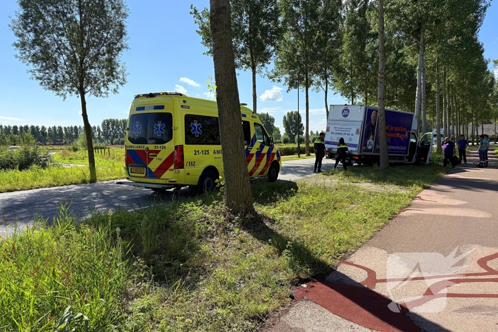 Bakwagen botst op boom met gewonden