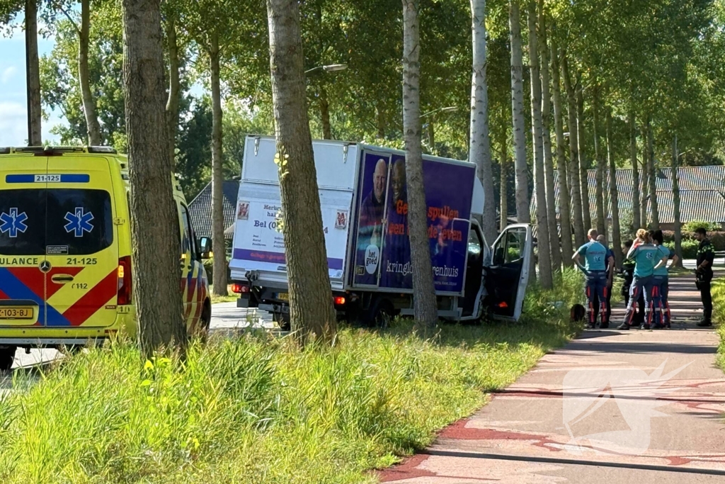Bakwagen botst op boom met gewonden