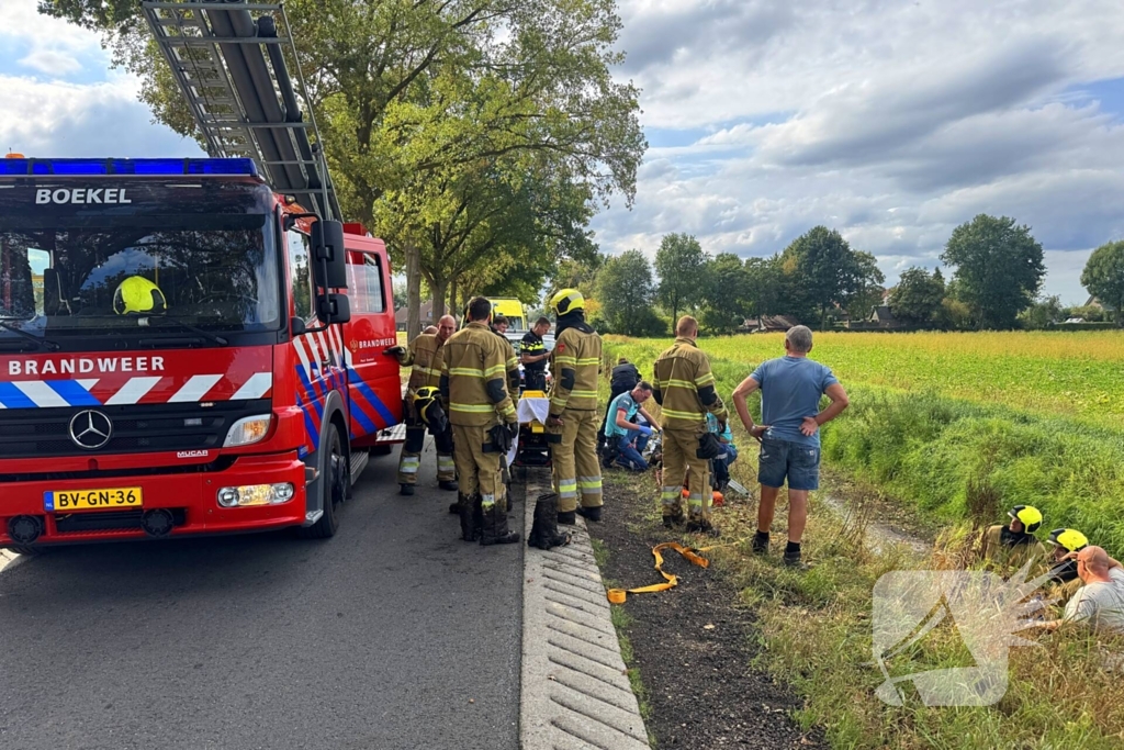 Scootmobiel belandt in sloot, man naar ziekenhuis
