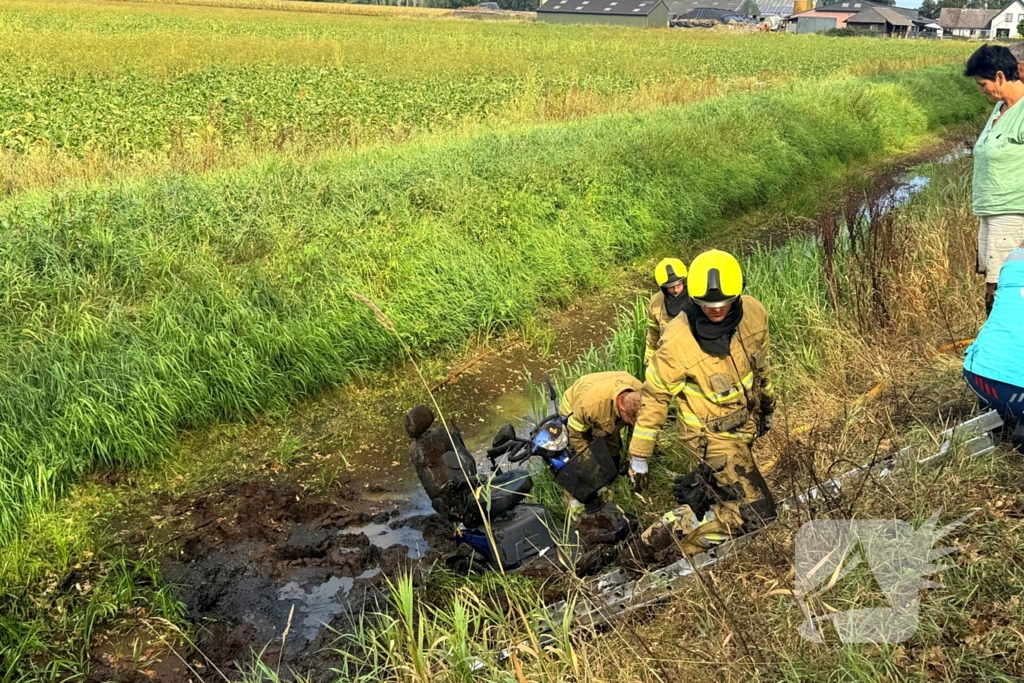 Scootmobiel belandt in sloot, man naar ziekenhuis
