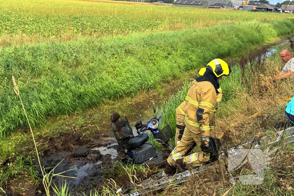 Scootmobiel belandt in sloot, man naar ziekenhuis