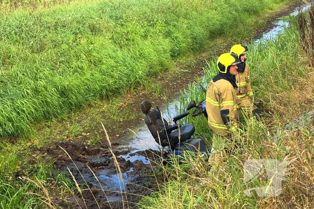 Scootmobiel belandt in sloot, man naar ziekenhuis