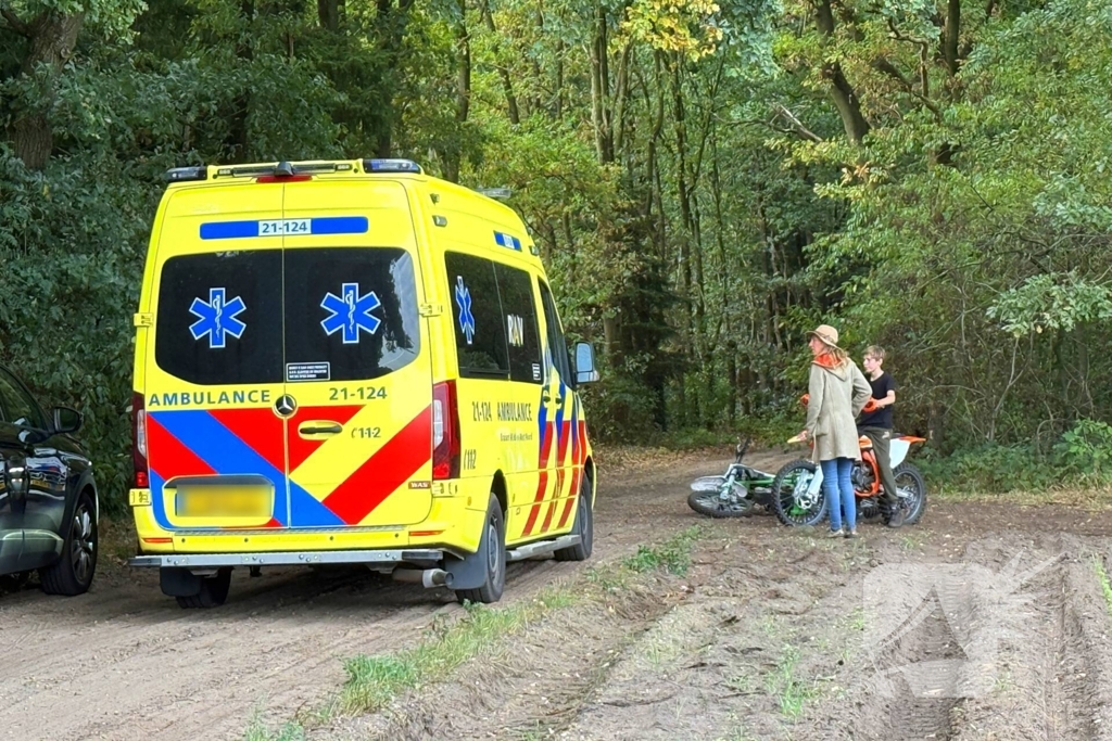 Crossmotorist gewond na ongeval in bosgebied