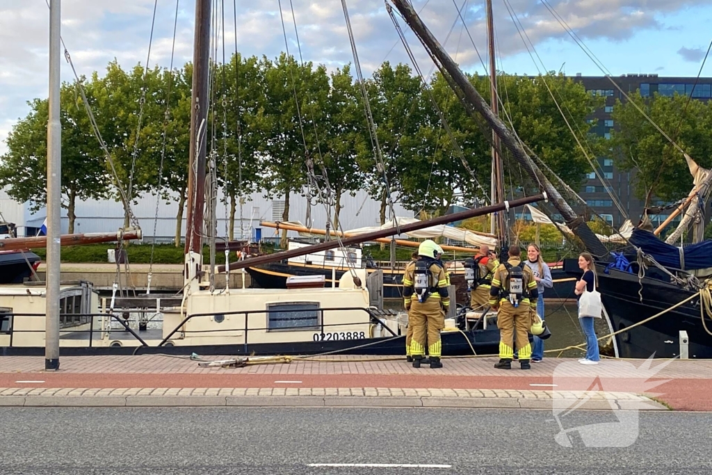 Brandweer doet controle na brand op boot