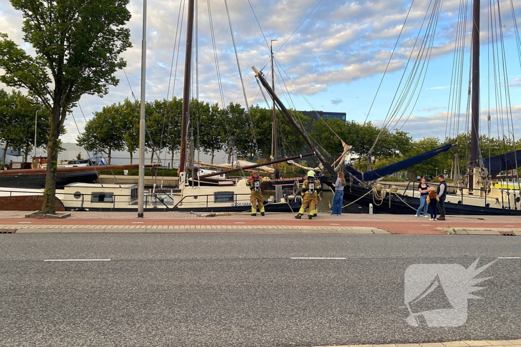 Brandweer doet controle na brand op boot