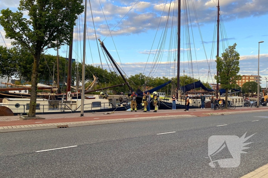 Brandweer doet controle na brand op boot