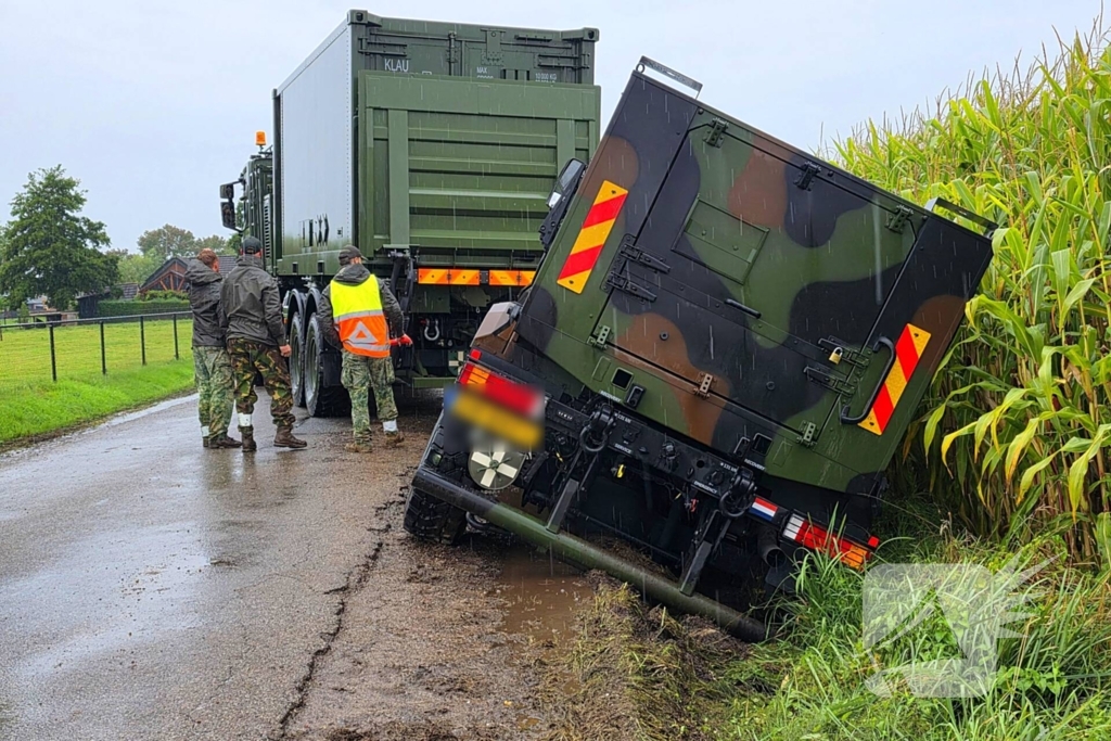 Gepantserde Manticore in sloot belandt