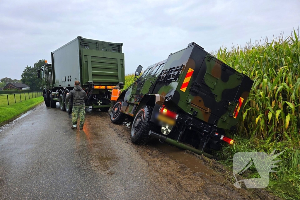 Gepantserde Manticore in sloot belandt