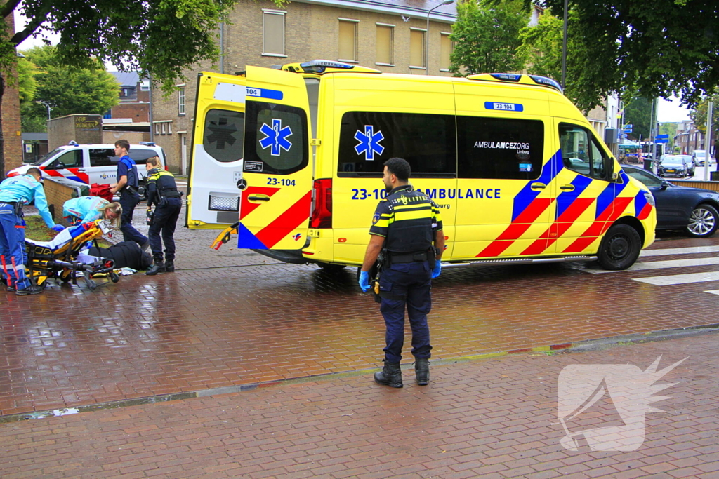 Scooter en auto botsen, rijder gewond