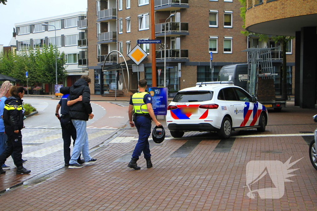 Scooter en auto botsen, rijder gewond