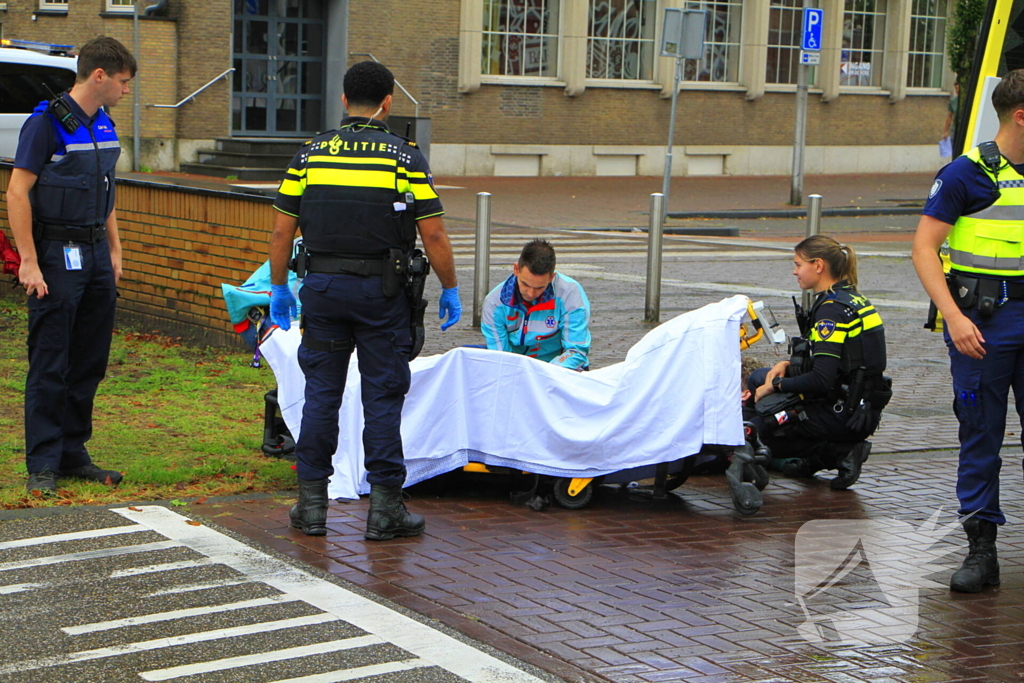 Scooter en auto botsen, rijder gewond