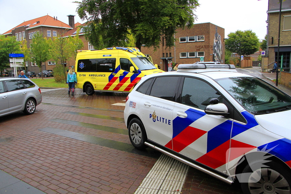 Scooter en auto botsen, rijder gewond