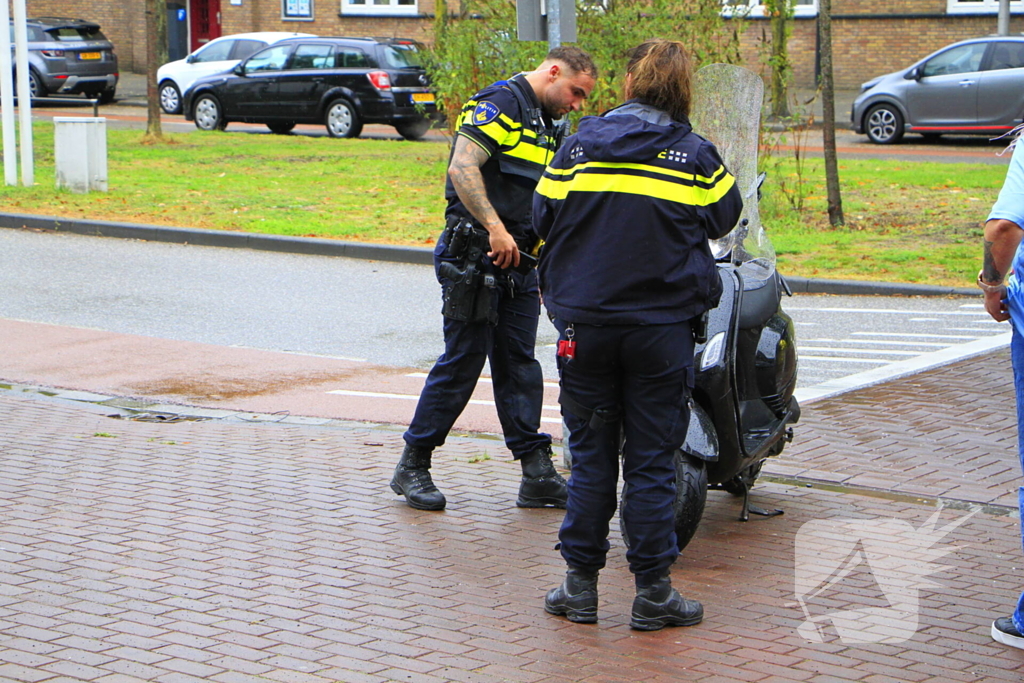 Scooter en auto botsen, rijder gewond