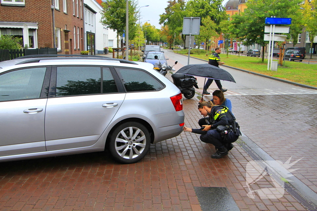 Scooter en auto botsen, rijder gewond