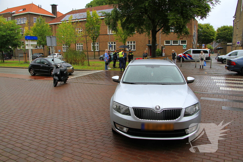 Scooter en auto botsen, rijder gewond