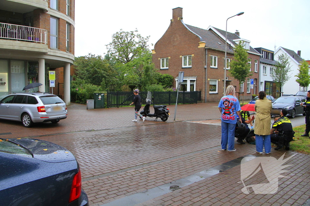 Scooter en auto botsen, rijder gewond