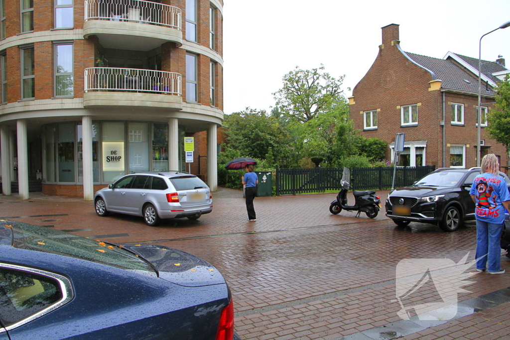 Scooter en auto botsen, rijder gewond