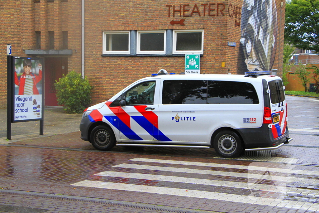 Scooter en auto botsen, rijder gewond