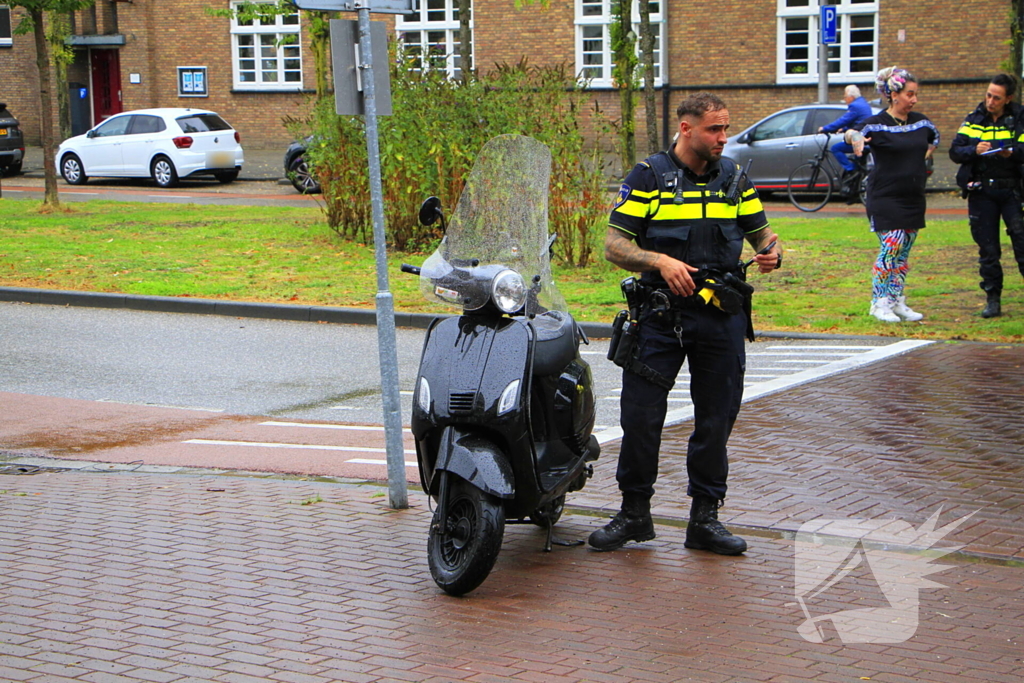 Scooter en auto botsen, rijder gewond