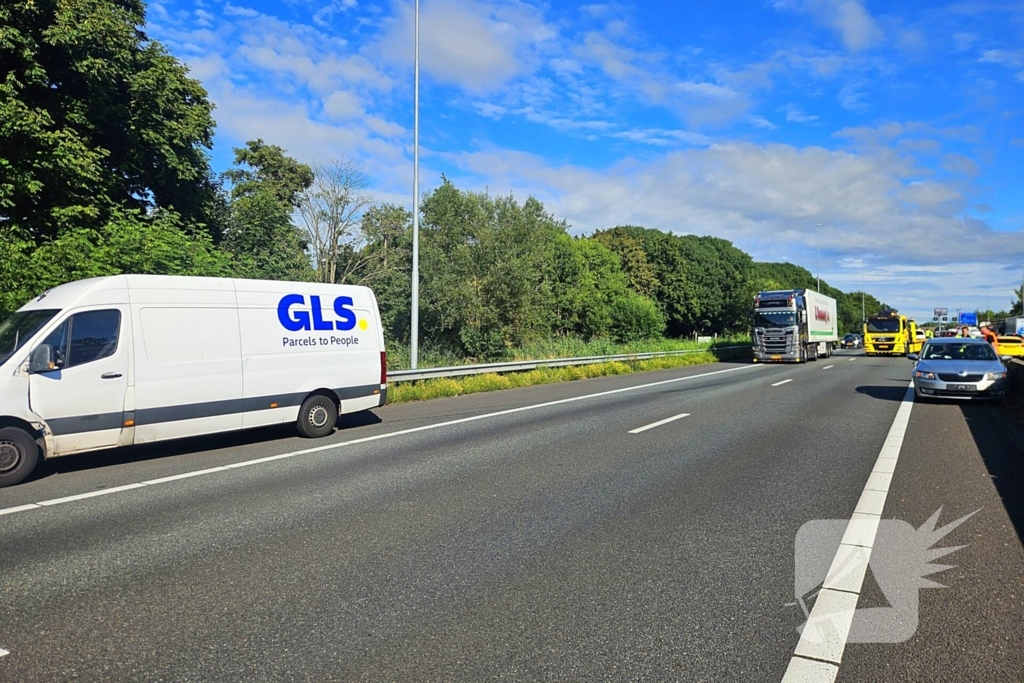 Bestelbus botst op auto