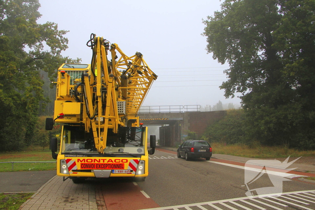 Spoorbrug geraakt door torenkraan
