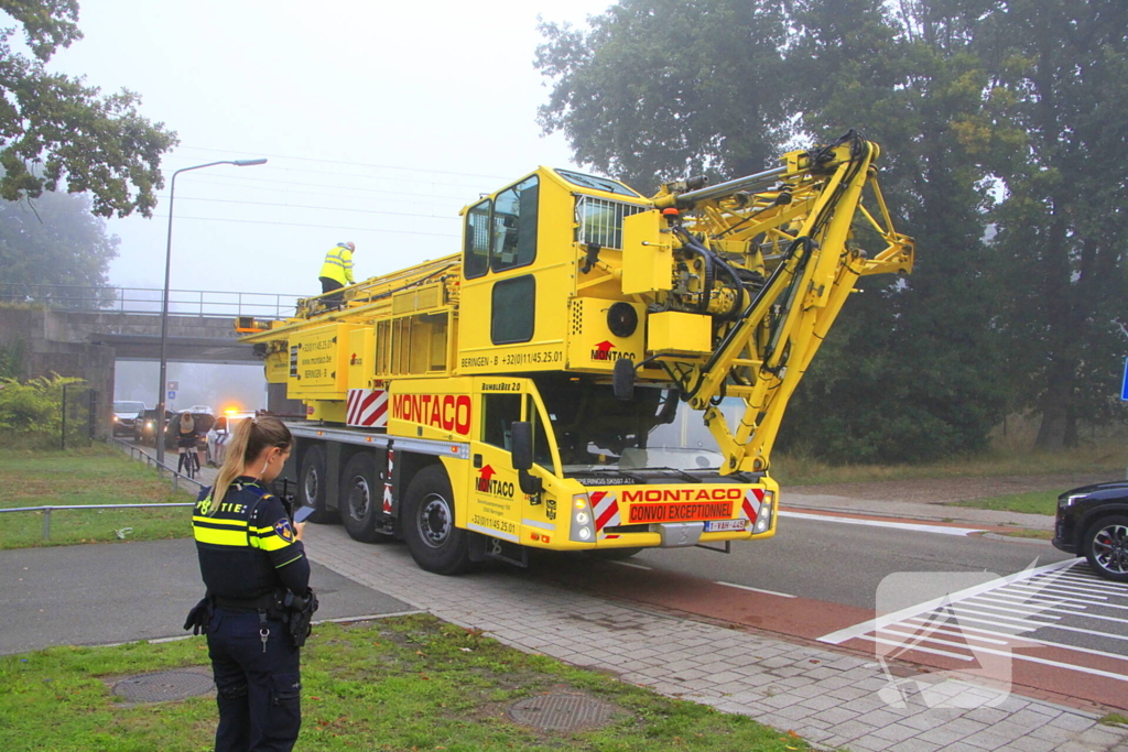 Spoorbrug geraakt door torenkraan