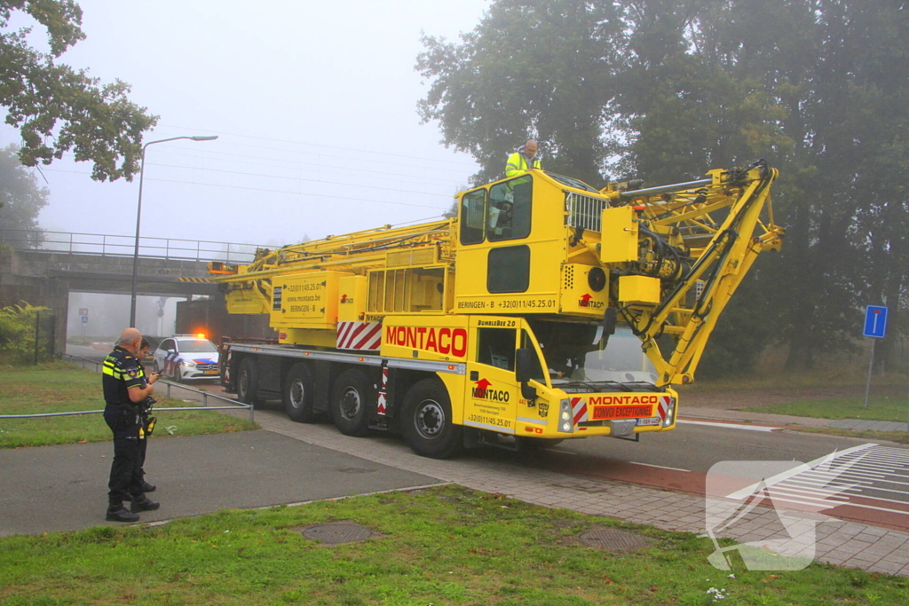Spoorbrug geraakt door torenkraan