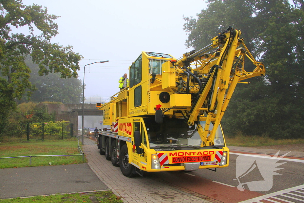 Spoorbrug geraakt door torenkraan