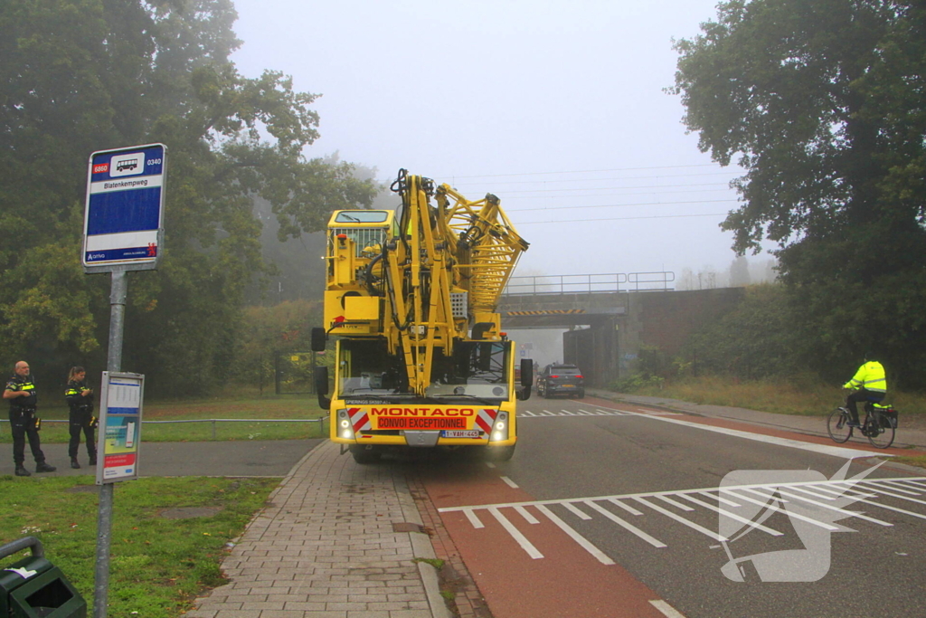 Spoorbrug geraakt door torenkraan