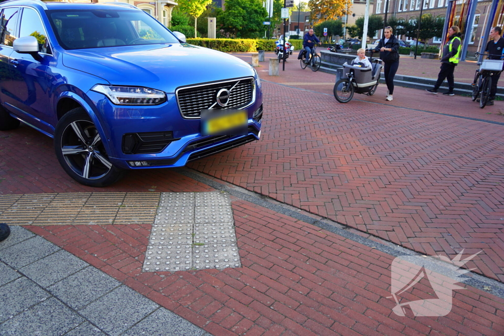 Racefietser en auto in aanrijding