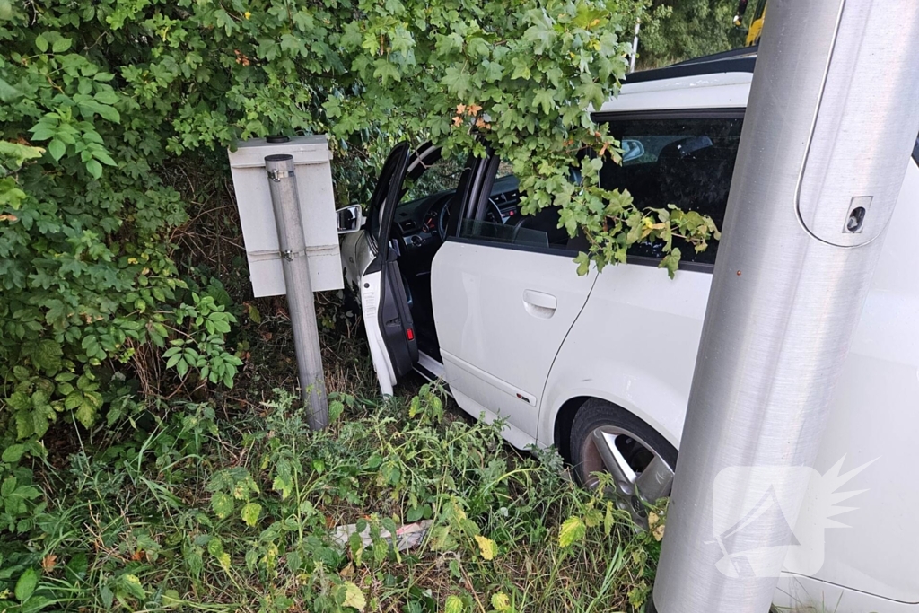 Bestuurder mist bocht en belandt in bosschage