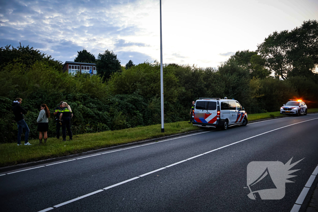 Motorrijder vliegt uit bocht, motor belandt in sloot