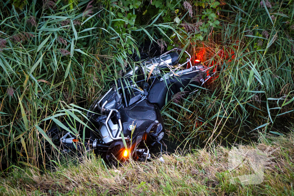 Motorrijder vliegt uit bocht, motor belandt in sloot