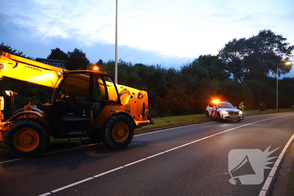Motorrijder vliegt uit bocht, motor belandt in sloot