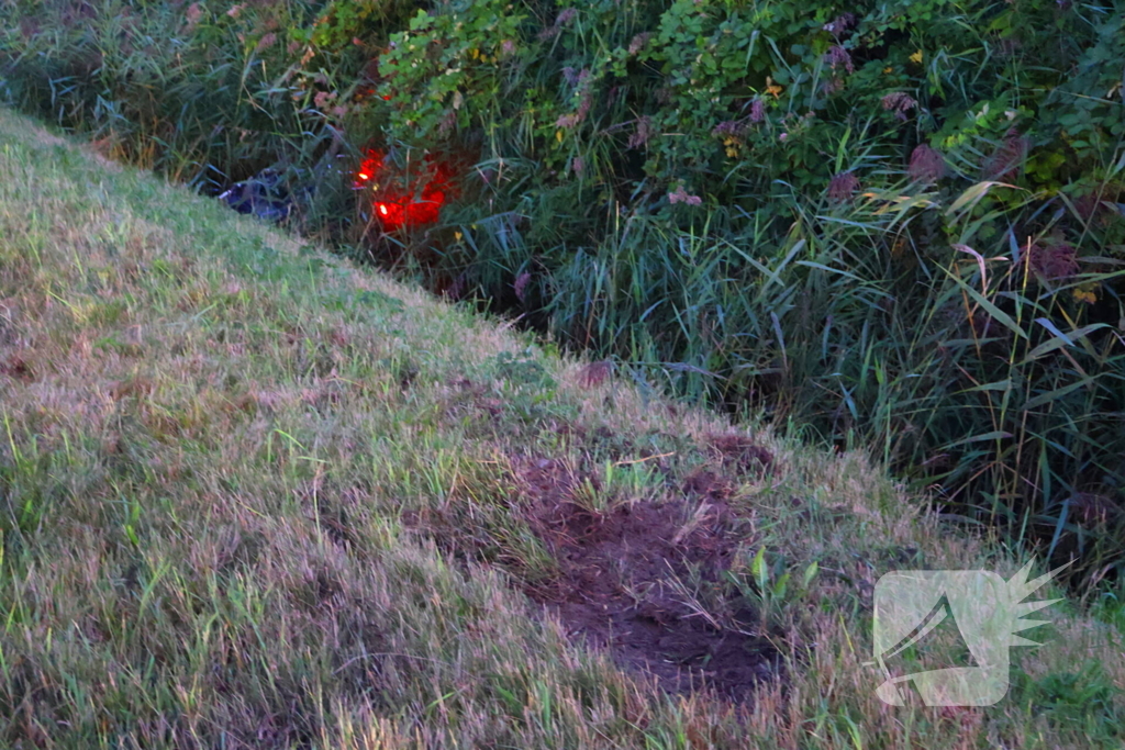 Motorrijder vliegt uit bocht, motor belandt in sloot