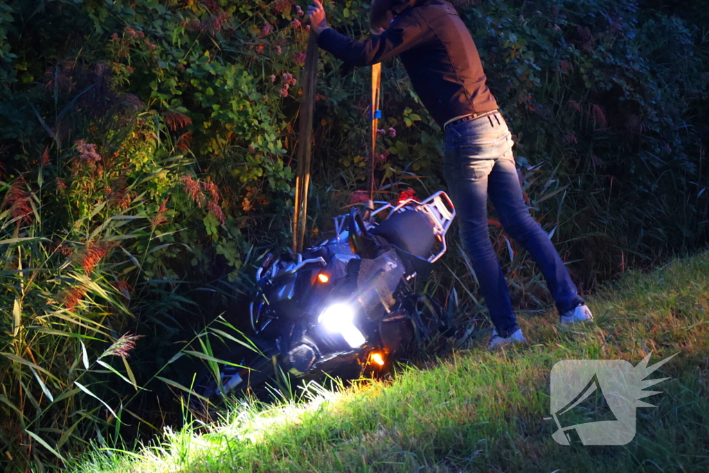 Motorrijder vliegt uit bocht, motor belandt in sloot