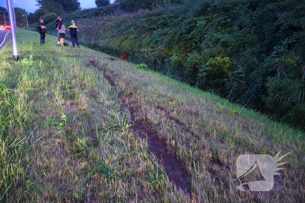 Motorrijder vliegt uit bocht, motor belandt in sloot