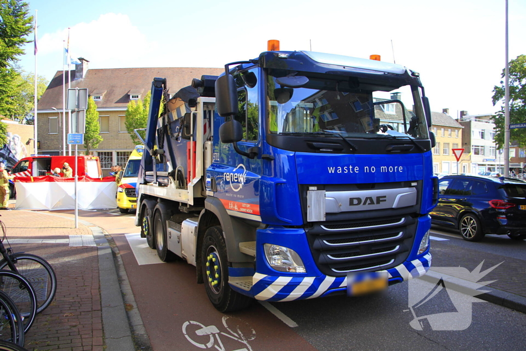 Scooterrijder overlijdt bij botsing met vrachtwagen