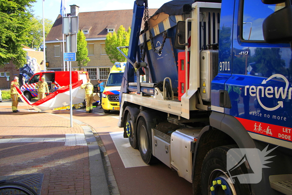 Scooterrijder overlijdt bij botsing met vrachtwagen