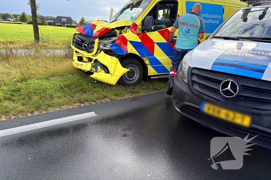 Botsing met ambulance veroorzaakt schade