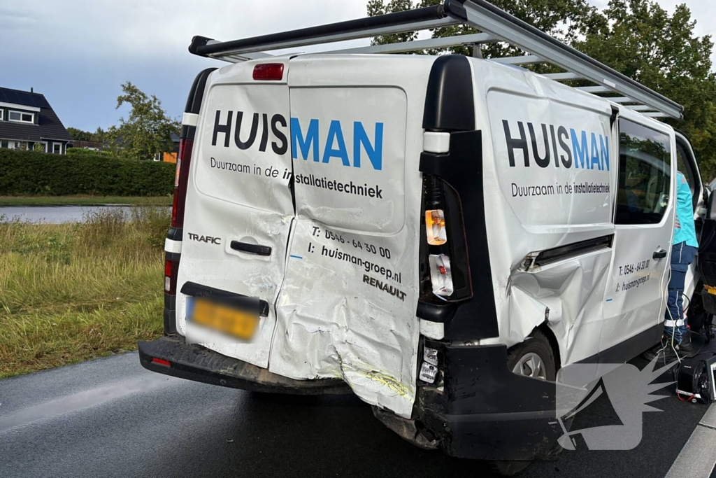 Botsing met ambulance veroorzaakt schade