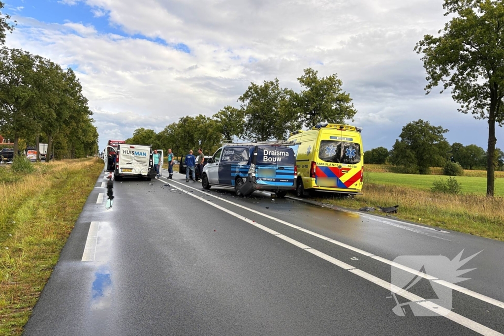 Botsing met ambulance veroorzaakt schade