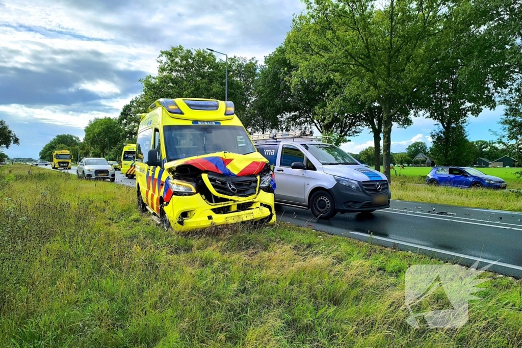 Botsing met ambulance veroorzaakt schade
